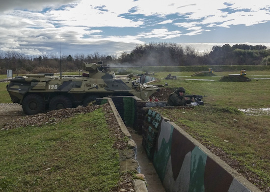 Мотострелки  и артиллеристы российской военной базы в Абхазии на полигоне Цабал отразили наступление превосходящих сил условного противника