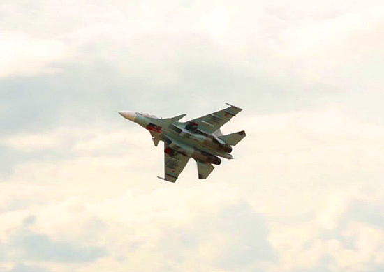 Пилоты истребителей Су-30СМ и Су-35С авиаполка ВВО выполнили практическое бомбометание в сложных метеоусловиях