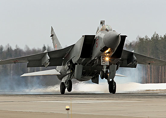 Экипажи истребителей МиГ-31 выполнили прикрытие высадки десанта в Оренбургской области