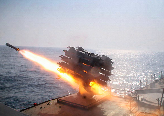 Экипаж МПК «Брест» Северного флота отрабатывает противолодочные действия в Баренцевом море