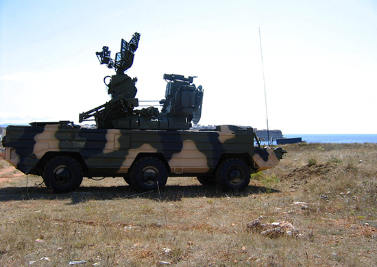 Военнослужащие зенитного ракетного полка ЧФ отрабатывают слаженность расчетов и батарей ЗРК «Оса»