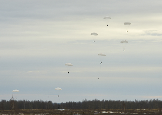 Более 400 военнослужащих ВДВ десантировались на незнакомую площадку полигона Тоцкое в Оренбургской области