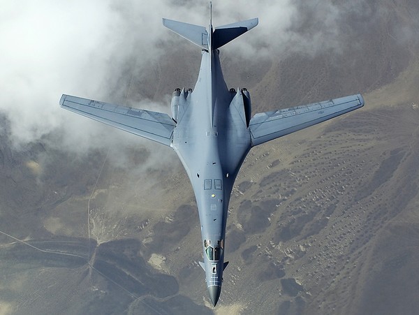 В-1В «Лансер» - стратегический бомбардировщик США