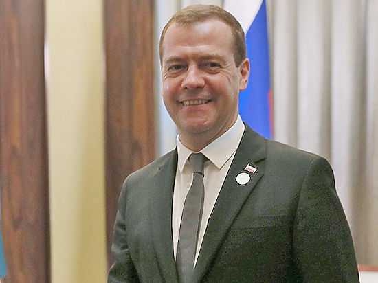 Медведев: низкие зарплаты учителей и высокие силовиков сравнивать нельзя