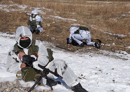 Разведчики ЮВО приступили к освоению техники скоростной стрельбы на полигоне Дарьял