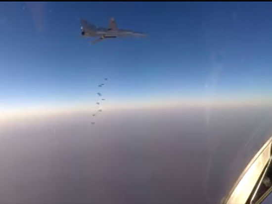 Появилось видео удара российских стратегических бомбардировщиков по столице ИГИЛ
