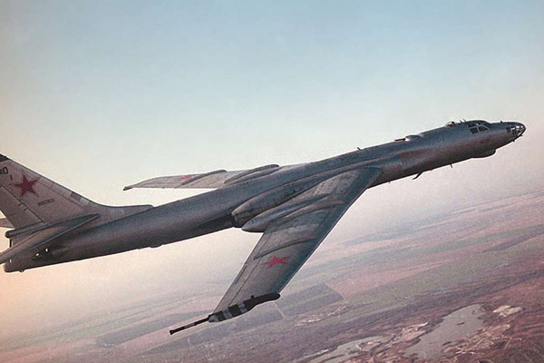 Ту-16 - дальний бомбардировщик